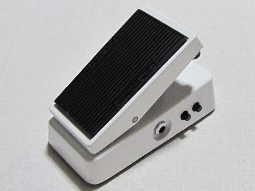 Dunlop Cry Baby Mini CBM105Q bass wah pedal — silver enclosure side view showing input jacks